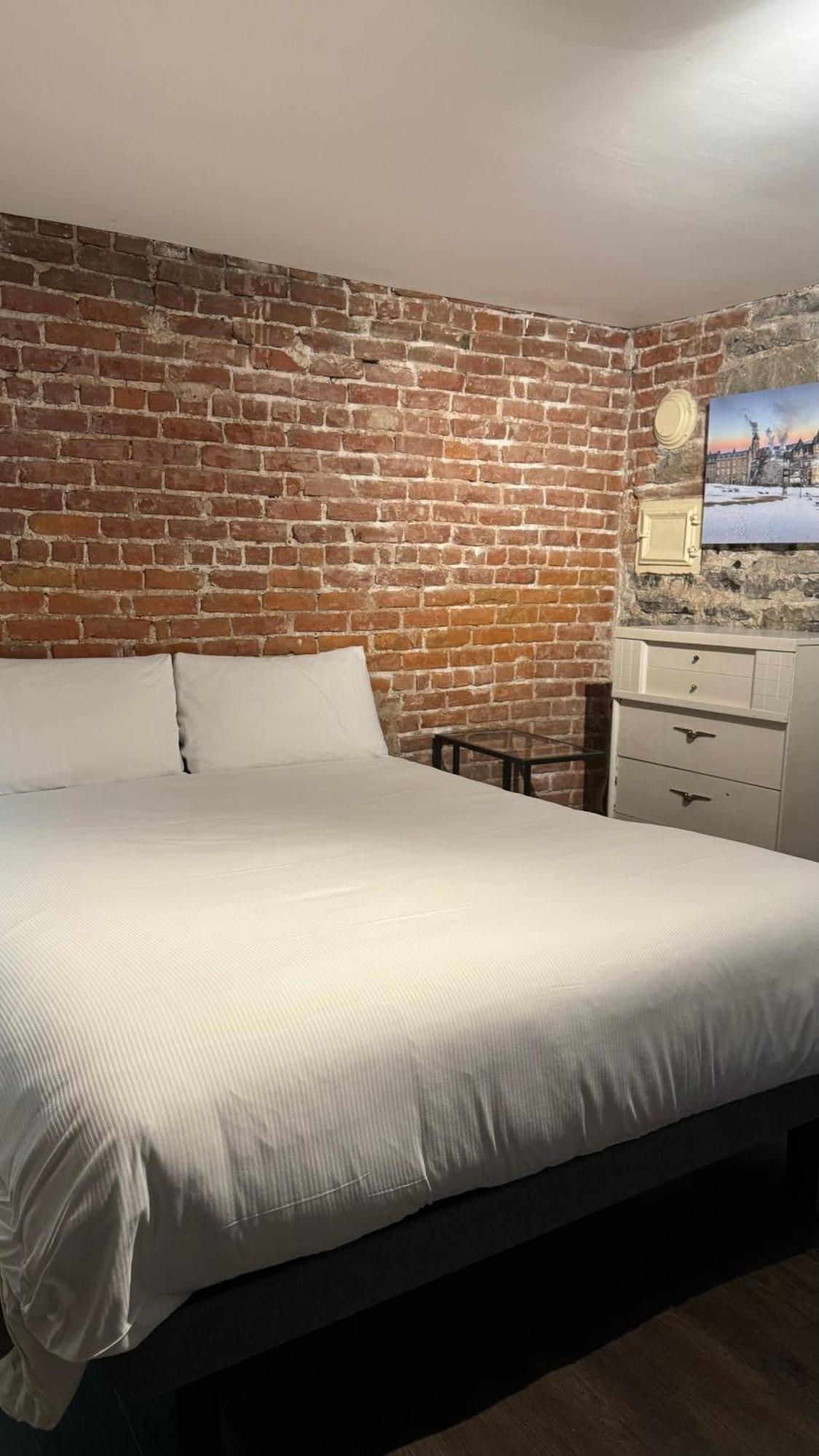 E-Hotel Des Grisons ควิเบกซิตี้ ภายนอก รูปภาพ