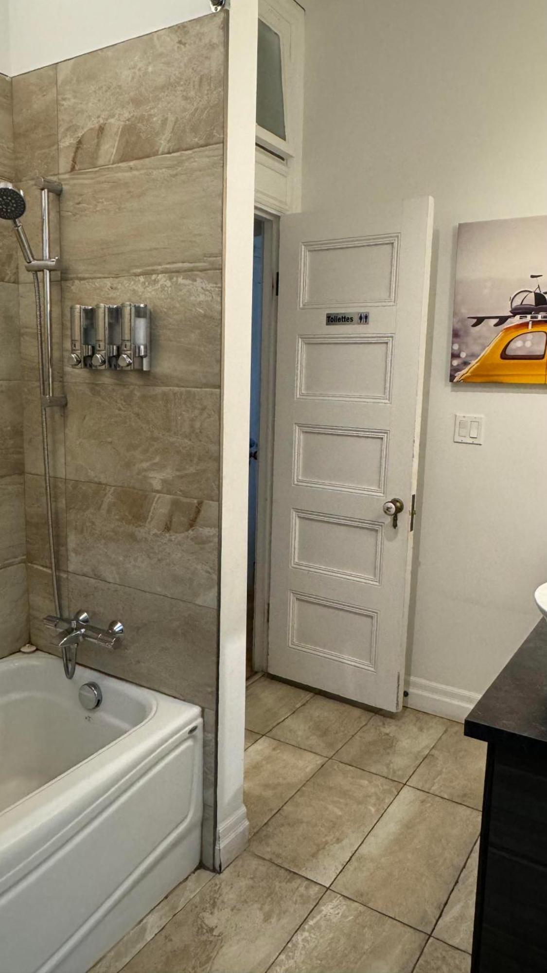 E-Hotel Des Grisons ควิเบกซิตี้ ภายนอก รูปภาพ