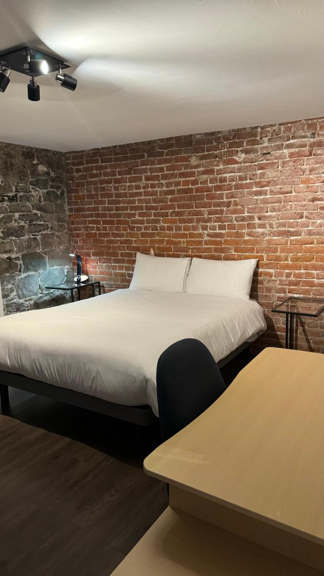 E-Hotel Des Grisons ควิเบกซิตี้ ภายนอก รูปภาพ
