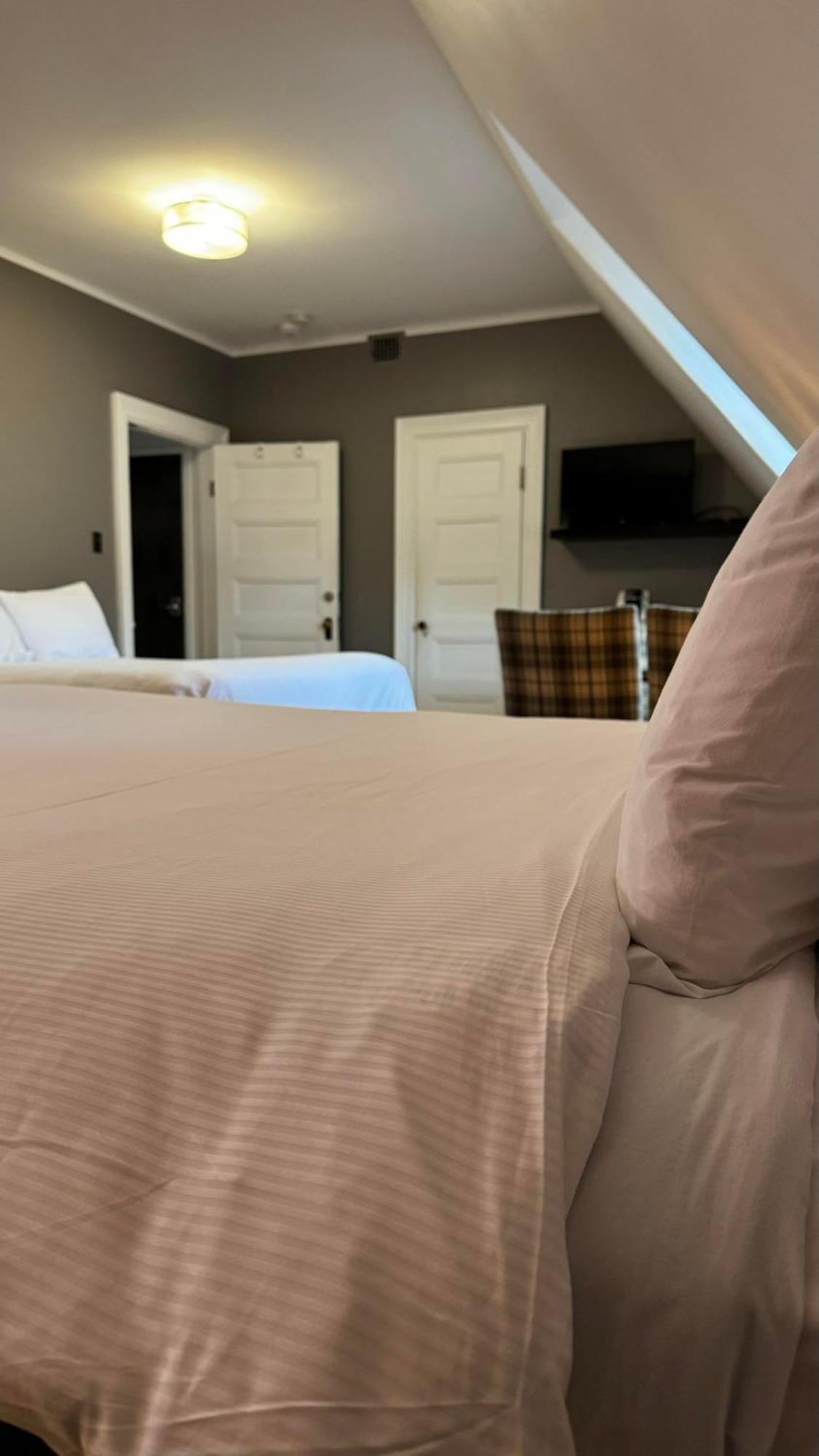 E-Hotel Des Grisons ควิเบกซิตี้ ภายนอก รูปภาพ