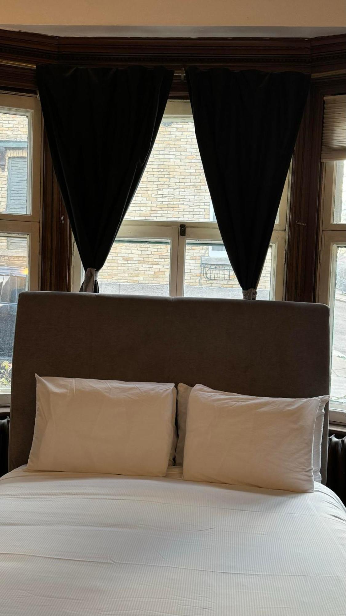 E-Hotel Des Grisons ควิเบกซิตี้ ภายนอก รูปภาพ