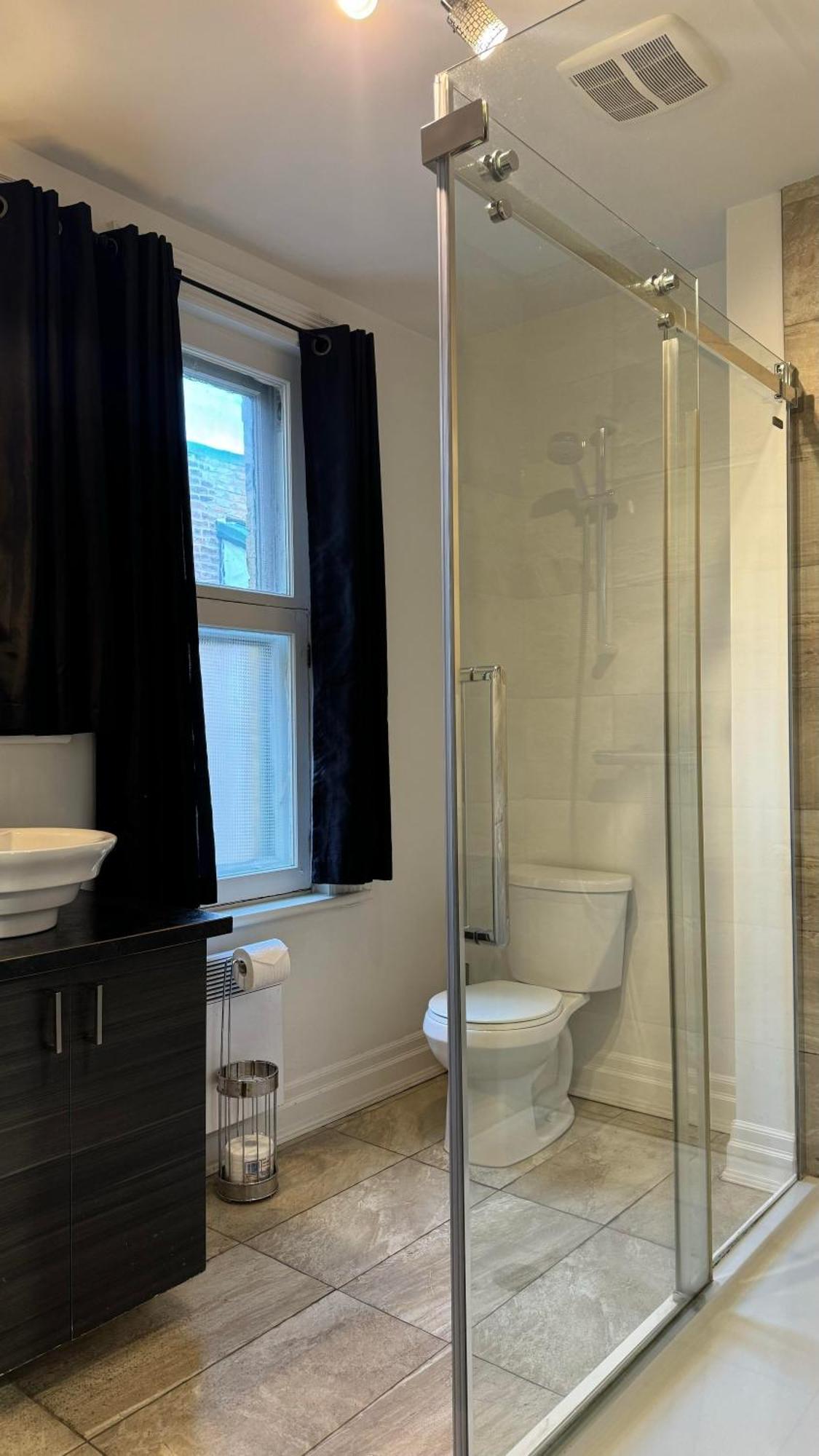 E-Hotel Des Grisons ควิเบกซิตี้ ภายนอก รูปภาพ