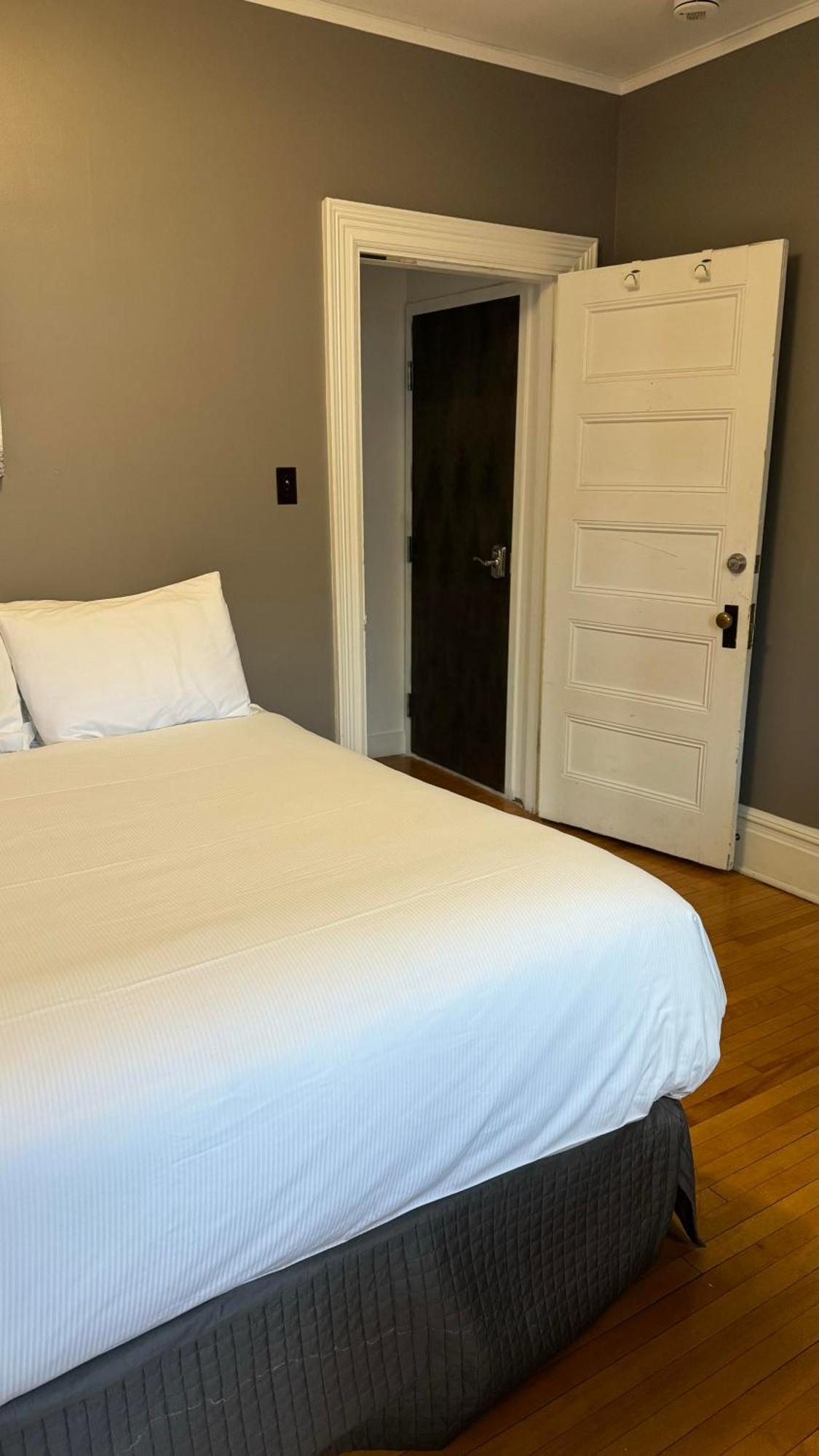 E-Hotel Des Grisons ควิเบกซิตี้ ภายนอก รูปภาพ